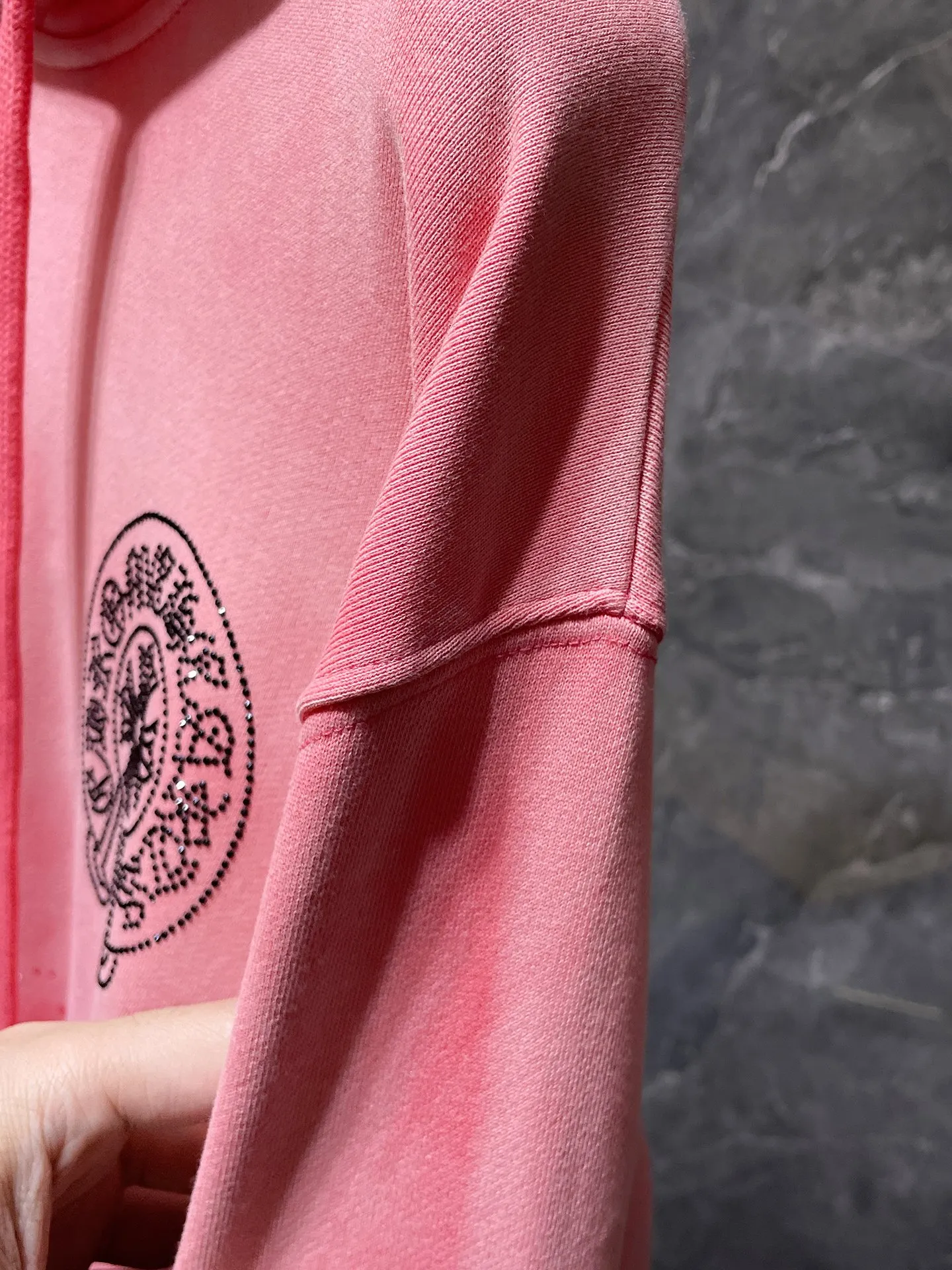 P300 Chrome Hearts Autumn and Winter 2025 Counter Synchronization The highest version! Crow Heart Cross Horseshoe Gradient Washed Water Splash Ink Hot Diamond Heavy Industry Sweater Improved Customized Version 1:1 High Weight High Quality Fabric Recommended Colors: Gradient Black Gradient Pink Gradient Green Code Number: S, M, L, XL